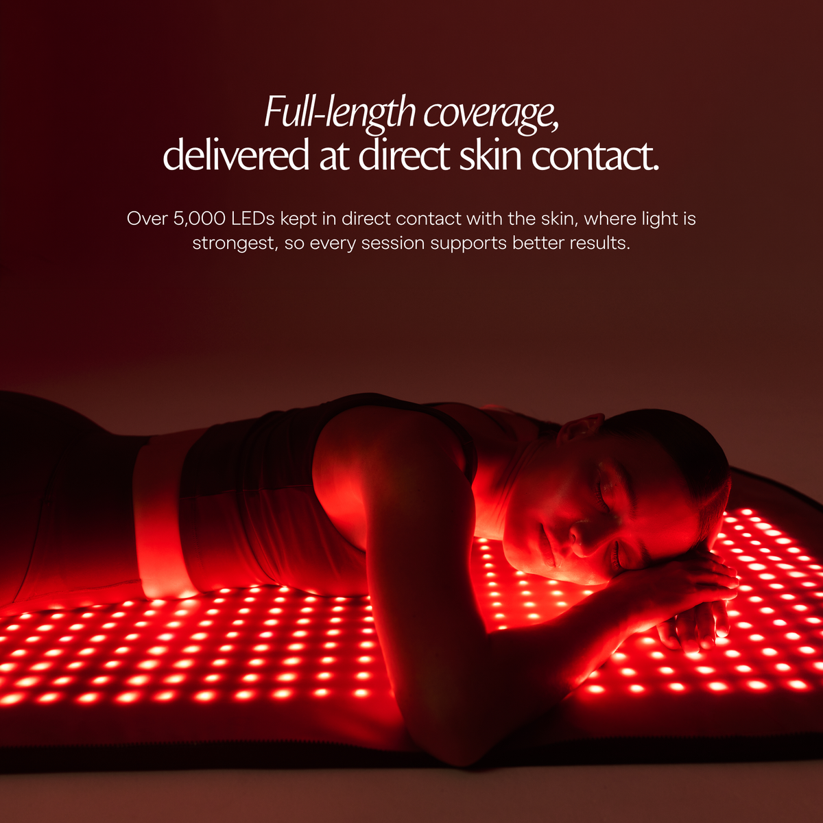 点灯した Restora LED マットに横たわる女性の全身ライフスタイル画像