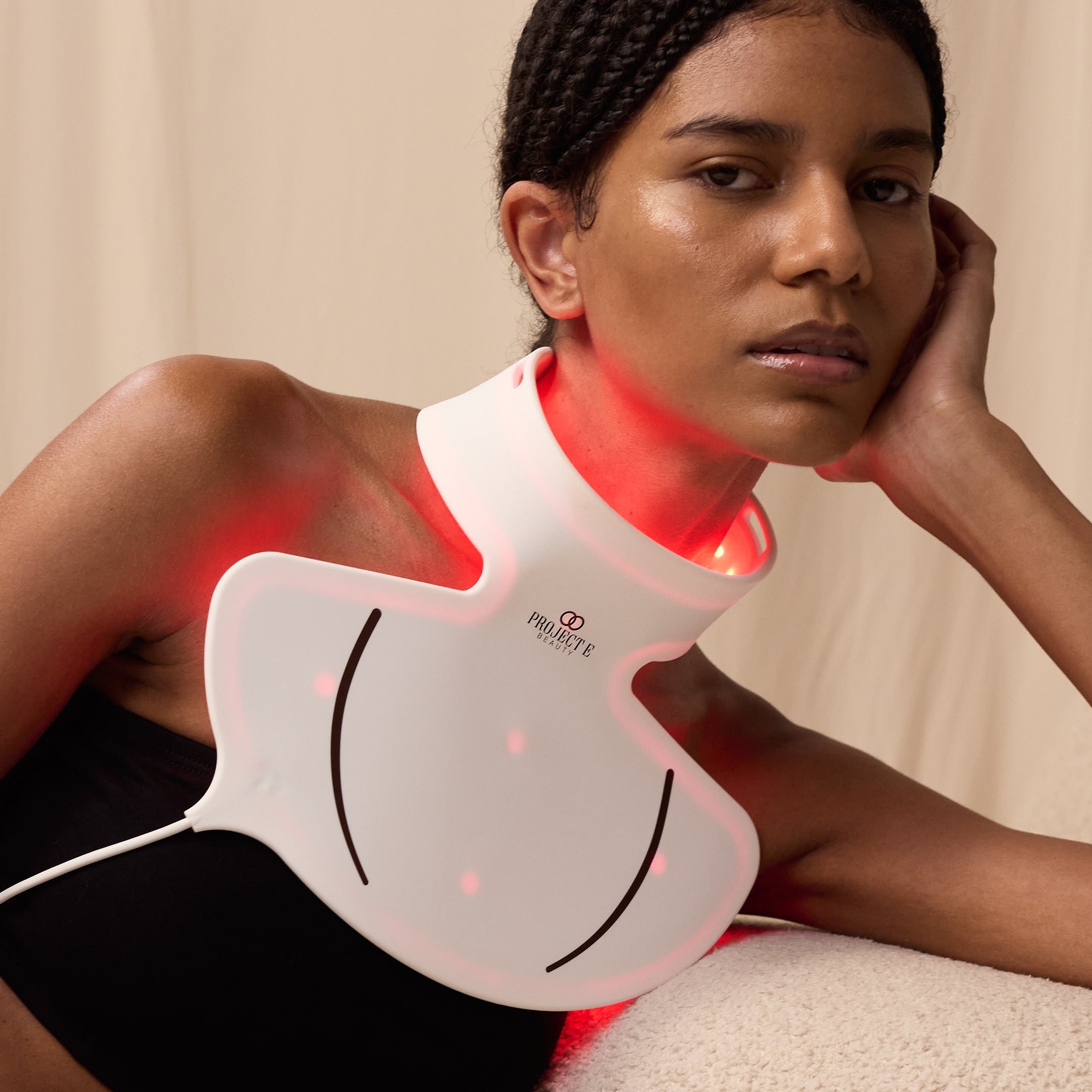 Red light therapy mask in action—fighting fine lines on a woman’s neck.
